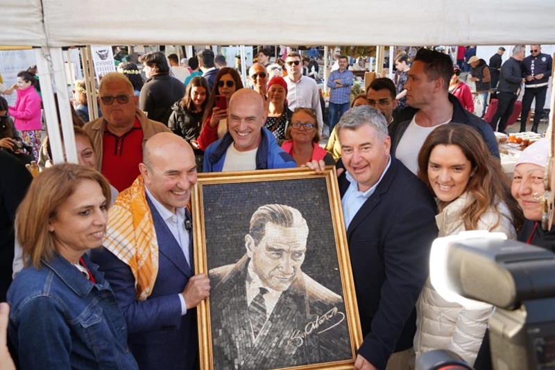 Alaçatı Ot Festivali’nde Soyer’e mozaik Atatürk portresi – Güncel Kadın